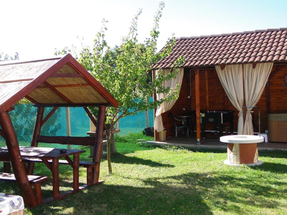 Vadrozsa Vendeghaz-Apartman Демьен Экстерьер фото