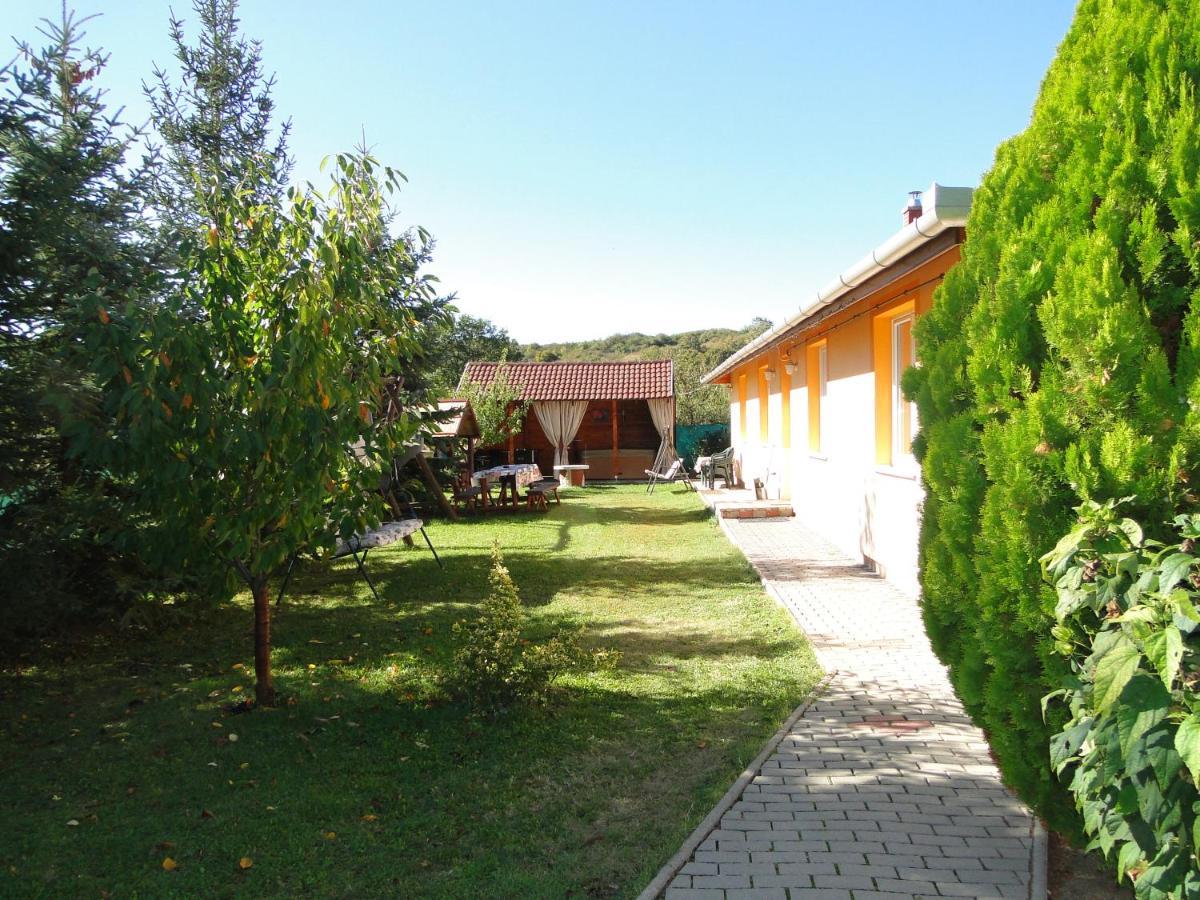 Vadrozsa Vendeghaz-Apartman Демьен Экстерьер фото
